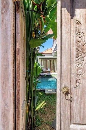 Enterence gate