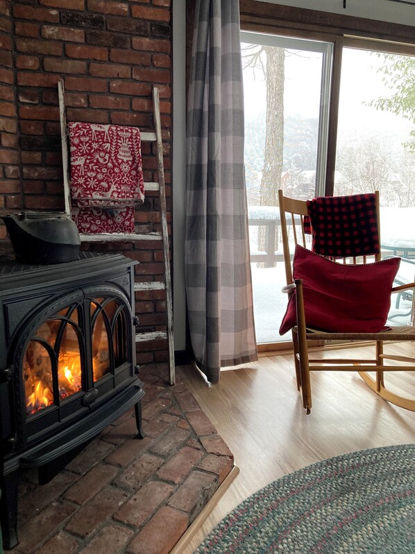 Cozy gas fireplace in the livingroom with a view out the back deck of the lake.
