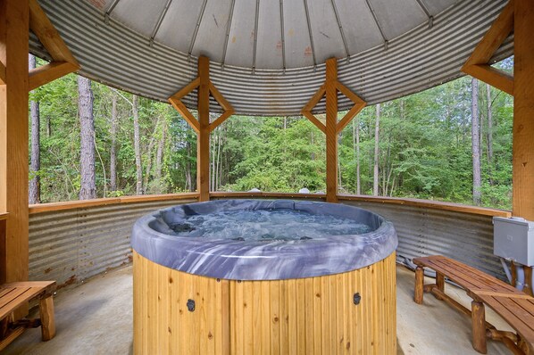 It’s round. It’s modern. And it’s sitting under a silo. Guests can’t get enough of this one-of-a-kind hot tub experience with bench seating, especially when the stars come out.
