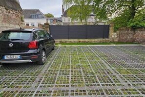 Place de parking attribué au logement. Le parking est situé dans l'arrière-cours de l'immeuble.
