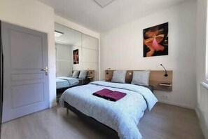 Chambre avec lit double, TV connectée, dressing encastré et salle de bain adjacente. (2)