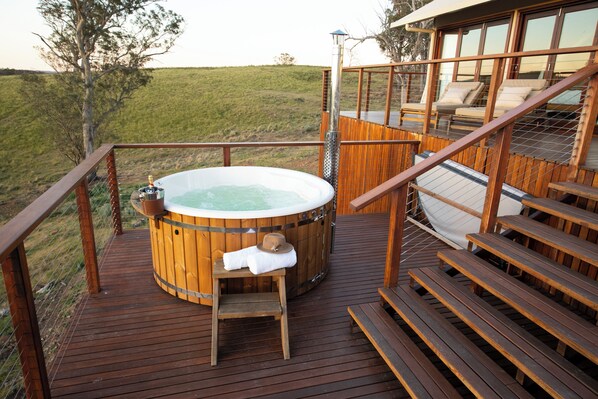 Outdoor spa tub