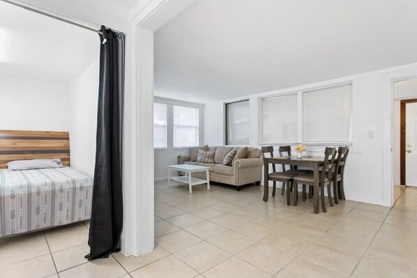 Living area and an extra space for the single bed