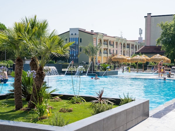 Schwimmbad, Resort, Verbundwerkstoff, Gartenmöbel, Schatten, Hotel, Eco Hotel, Water Feature, Thermae