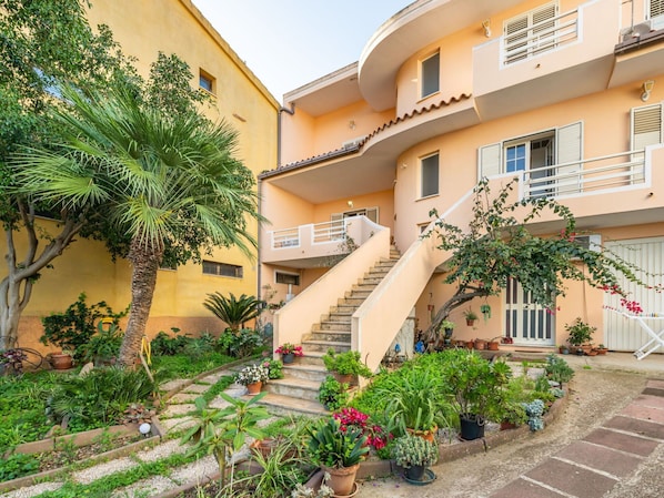 Apartment, Balcony, Condominium, Estate, Hotel, Hacienda, Villa