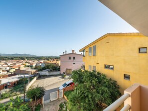 Building, Wall, Window, Residential Area, Town, House, Neighbourhood, Architecture, Home, Facade