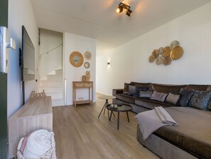 Möbel, Interior Design, Flooring, Fussboden, Wand, Holz, Decke, Zimmer, Couch, Wohnzimmer