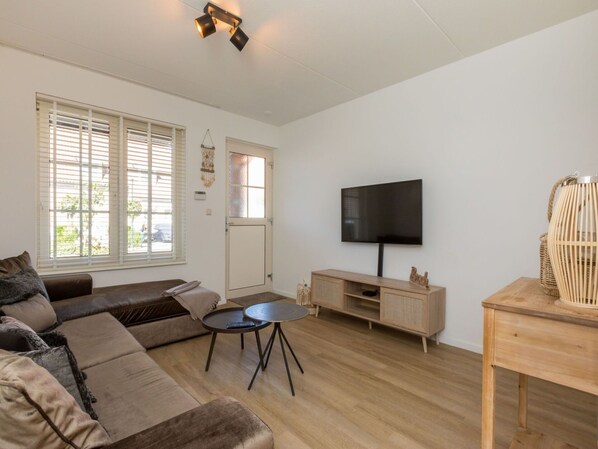 Möbel, Interior Design, Flooring, Fussboden, Wand, Holzboden, Holz, Couch, Decke, Wohnzimmer