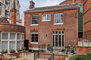 All Saints Green Cottage, Norwich - Host & Stay