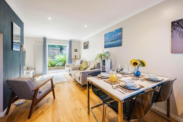 Maple House, Norwich - Host & Stay