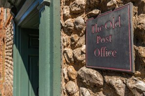The Old Post Office, Docking - Host & Stay
