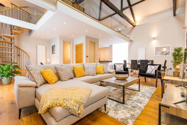 Oddfellows Hall, Holt - Host & Stay