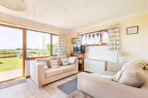 Breezy Bungalow, Eccles-on-Sea - Host & Stay