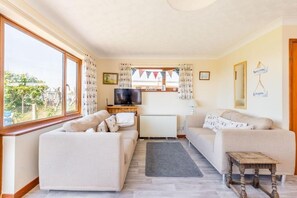 Breezy Bungalow, Eccles-on-Sea - Host & Stay
