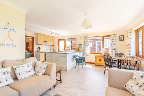 Breezy Bungalow, Eccles-on-Sea - Host & Stay