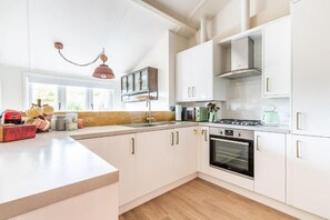 Nicholson Cottage, Happisburgh - Host & Stay