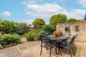 Nicholson Cottage, Happisburgh - Host & Stay