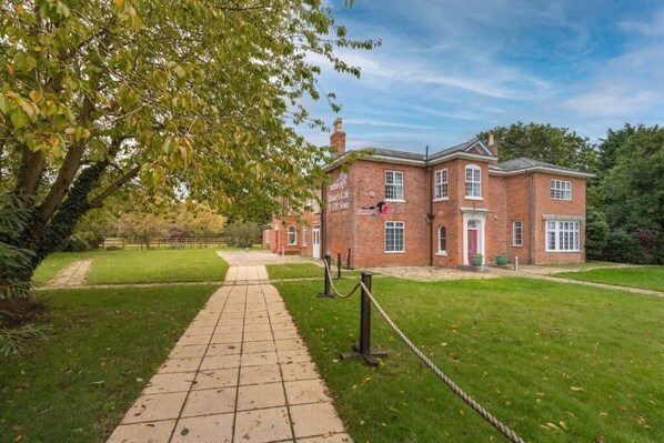 Redwings Sanctuary Rooms, Fritton - Host & Stay