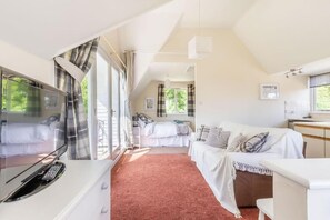 The Lodge at Alderfen View, Neatishead - Host & Stay