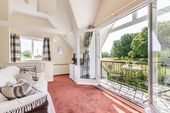 The Lodge at Alderfen View, Neatishead - Host & Stay