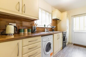 Corner Cottage, Norwich - Host & Stay