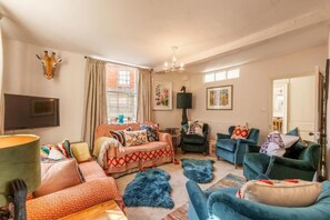 The Old Paul Pry, Holt - Host & Stay