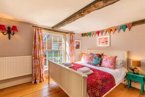 The Old Paul Pry, Holt - Host & Stay
