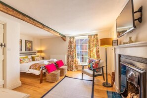 The Old Paul Pry, Holt - Host & Stay