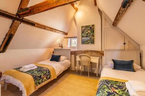 The Old Paul Pry, Holt - Host & Stay