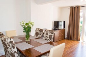 Quayside Cottage, Hoveton - Host & Stay
