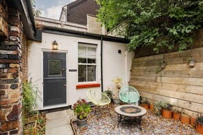 The Old Laundry House, Norwich - Host & Stay