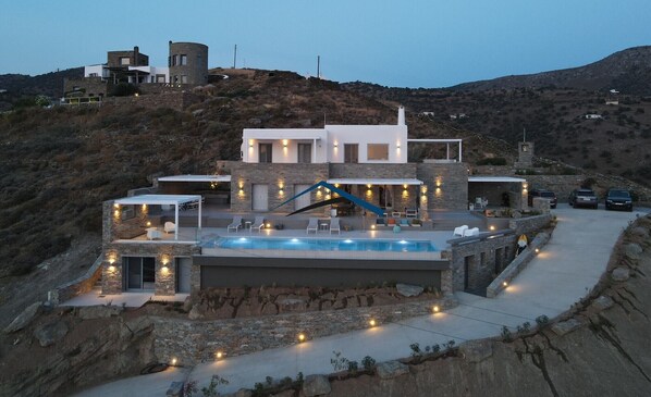 Luxurious villa with a large pool and 6 bedrooms