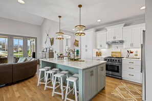 Kitchen with Gas stove, Dishwasher, Refrigerator, Ice machine in the garage