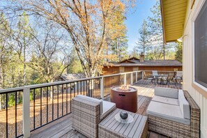 Deck | Gas Fire Pit | 0.7 Mi to Marina & Kayak Rentals