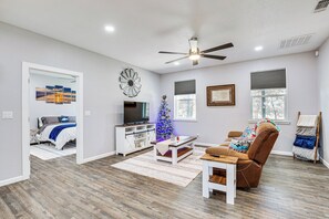 Living Room | Free WiFi | Central A/C & Heating | Smart TV