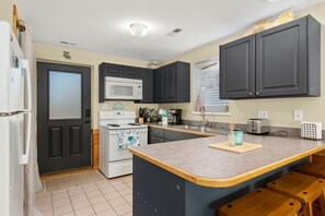 KDH383B: Oregon's Corner B | Kitchen Area- Island Seating for 3