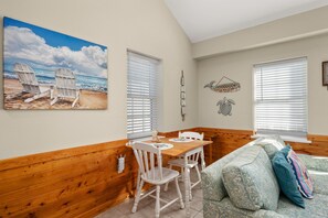 KDH383B: Oregon's Corner B | Dining Table - Seating for 2