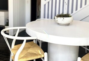 Urban Apartment 2 bed 1 bath, Cozy dining area