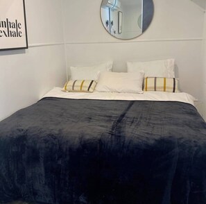 Urban Apartment 2 bed 1 bath, One of the two comfy beds