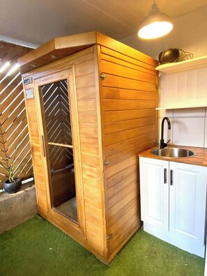 Urban Apartment 2 bed 1 bath, Infrared Sauna
