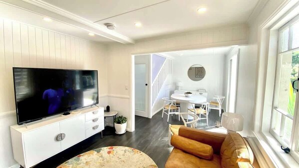 Urban Apartment 2 bed 1 bath, Cozy lounge with huge TV and dining area