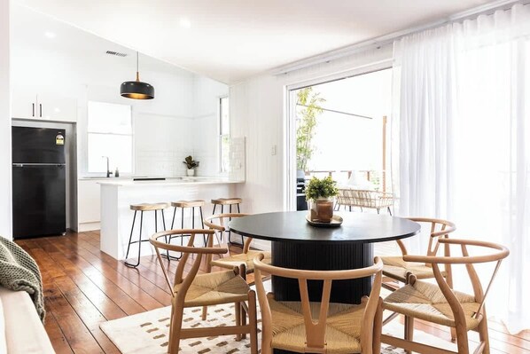 Omar Cottage, Cozy dining area