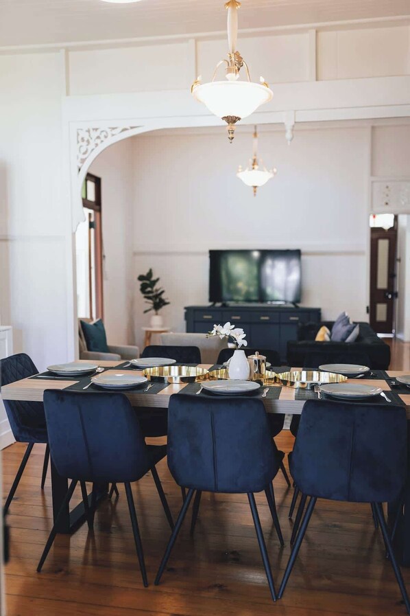 Cramb 4,2&2, Stylish dining area