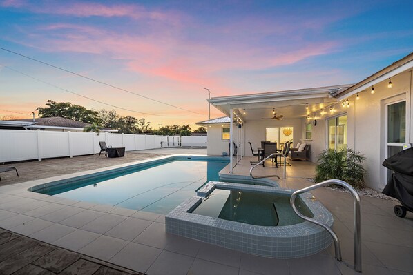 Welcome to Brookline Retreat! This beautiful home with a dreamy outdoor oasis is about to become your favorite vacation home in Sunny Sarasota!
(The landscape has been updated since the photo was taken)