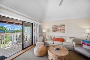 Living room & Lanai