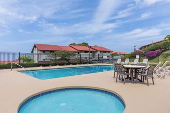Beautifully appointed 2-bed, 1-bath condo in the heart of Kealakekua, Big Island of Hawaii.