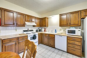 Kitchen | Dining Table | Washer/Dryer