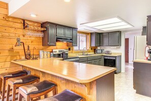 Kitchen | Drip & Keurig Coffee Makers | Dishwasher | Blender | 1st Floor