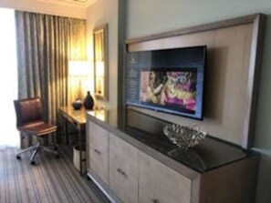 Work desk with mirror