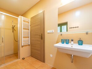 Sol, Luminaire Plomberie, Bois, Design Intérieur, Sol, Salle De Bains, Robinet, Plomberie, Lavabo, Évier